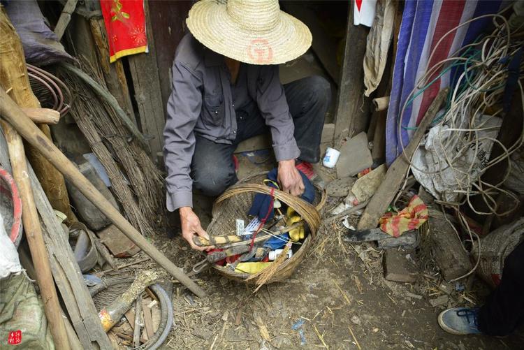 81歲老人養蜂半世紀，自創多種養蜂工具，怕蜜蜂丟失樹下睡3個月