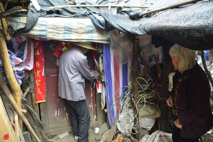 81歲老人養蜂半世紀，自創多種養蜂工具，怕蜜蜂丟失樹下睡3個月