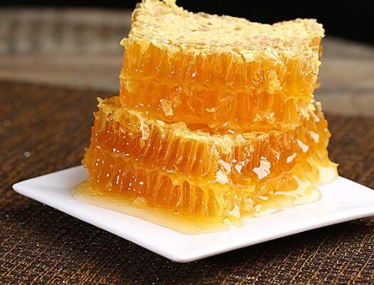 黑蜂蜂蜜的作用與功效及食用方法(黑蜂蜜的營養(yǎng)價值) 黑蜂蜂蜜的作用與功效及食用方法(黑蜂蜜的營養(yǎng)價值)