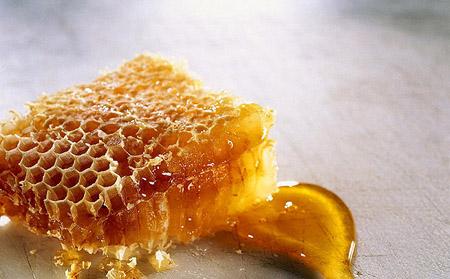 黑蜂蜂蜜的作用與功效及食用方法(黑蜂蜜的營養(yǎng)價值) 黑蜂蜂蜜的作用與功效及食用方法(黑蜂蜜的營養(yǎng)價值)