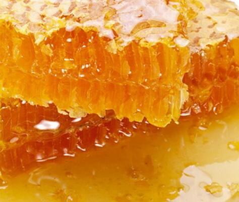 黑蜂蜂蜜的作用與功效及食用方法(黑蜂蜜的營養(yǎng)價值) 黑蜂蜂蜜的作用與功效及食用方法(黑蜂蜜的營養(yǎng)價值)