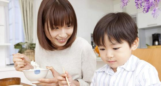 孩子總問月亮上是不是真有嫦娥和玉兔 “媽媽,月亮上有沒嫦娥?”中秋節(jié)寶寶靈魂發(fā)問,媽媽的回答很贊