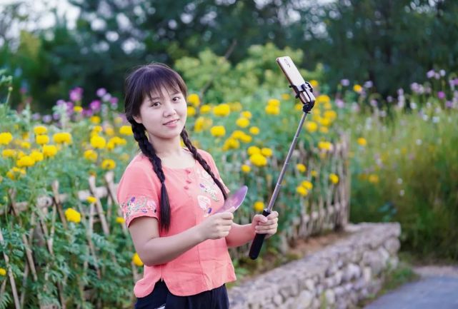 95后“村姑”靠直播插秧當上網紅(犁田、插秧、打鐵,真農活界“十項全能”)