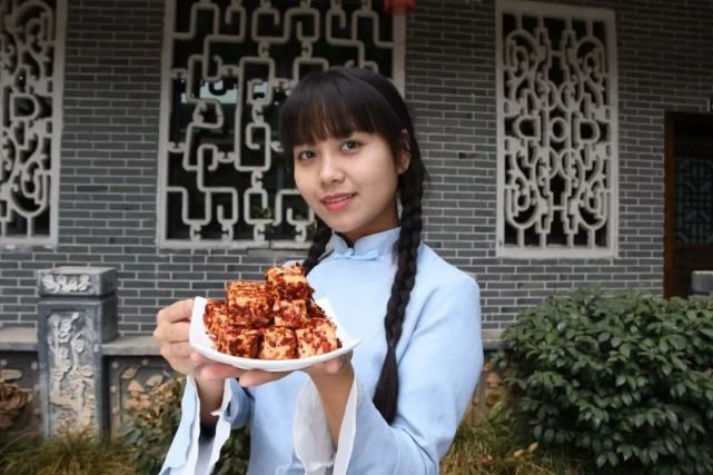 95后“村姑”靠直播插秧當上網紅(犁田、插秧、打鐵,真農活界“十項全能”)