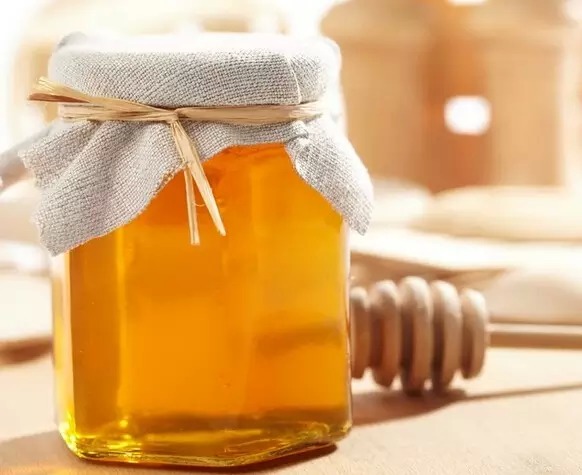 成熟土蜂蜜為什么上面有一層沫沫(蜂蜜表面有一層白沫還能吃嗎) 成熟土蜂蜜為什么上面有一層沫沫(蜂蜜表面有一層白沫還能吃嗎)