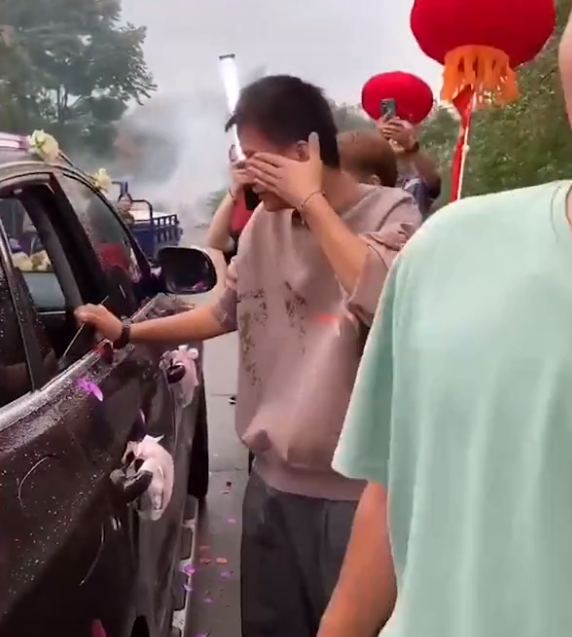 姐姐出嫁雙胞胎弟弟扶車門哭成淚人 姐弟情深!湖南一位姐姐出嫁,2個(gè)雙胞胎弟弟哭成了淚人
