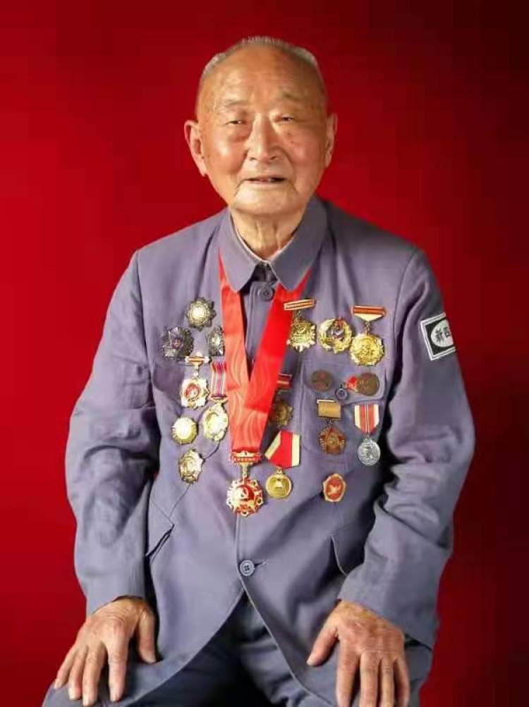 《長津湖》首映日票房將破2億，98歲志愿軍老戰士聊觀感：不打這一仗新中國會很危險