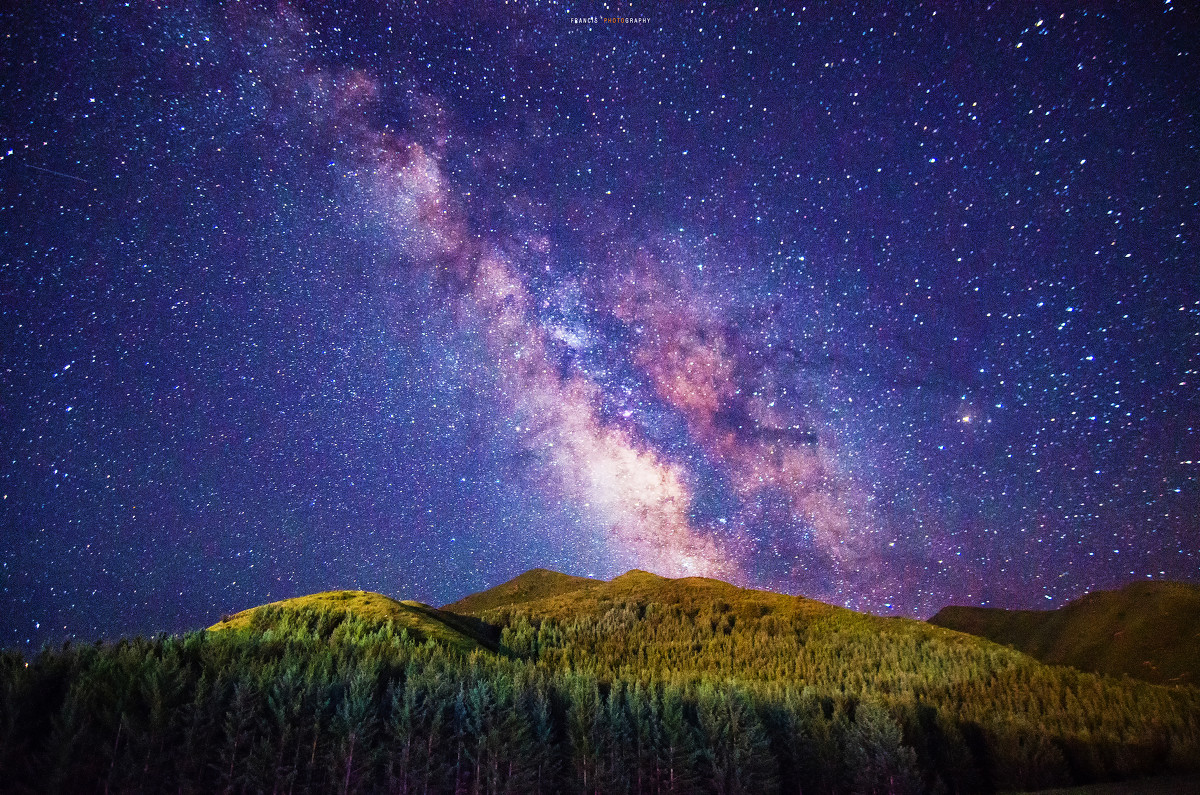 亮度相當于700萬億顆太陽，宇宙中最亮的黑洞，究竟有多可怕？