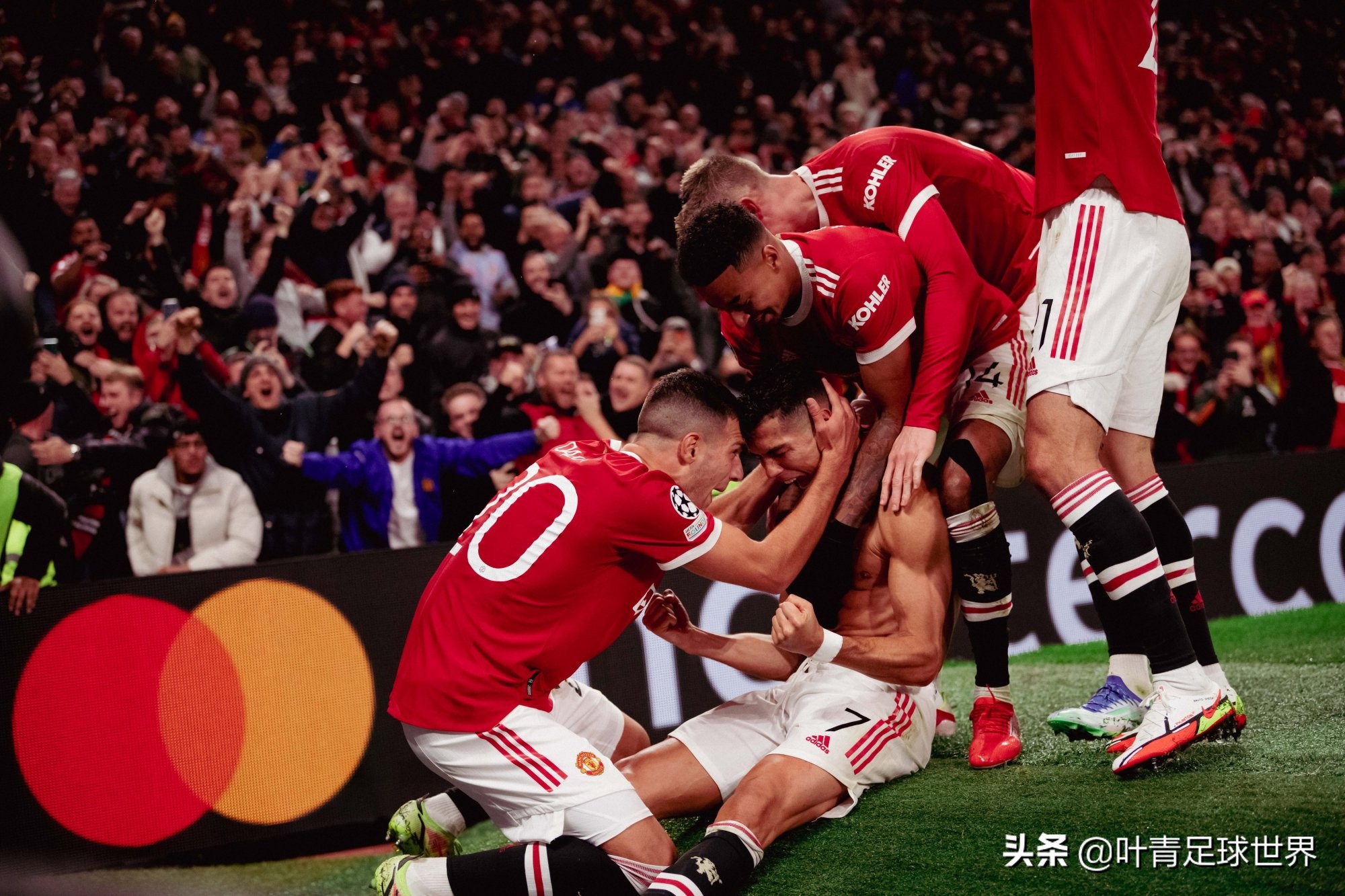 歐冠之神！C羅絕殺瞬間：7萬人炸鍋，爵爺起立鼓掌，索帥狂吼