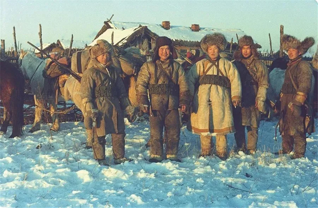 長白山多次出現(xiàn)“狽”，最早記載于西漢，奔跑時前腿搭在狼身上