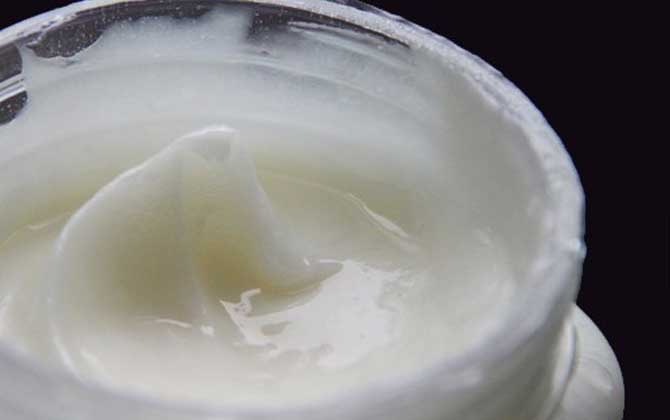 黑蜂雪蜜和普通蜂蜜的區(qū)別（黑蜂蜂蜜和普通蜂蜜的對(duì)比）