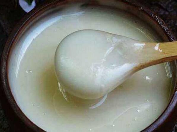 黑大蜜蜂的蜂蜜可以吃嗎(黑蜂蜜有什么功效與作用) 黑大蜜蜂的蜂蜜可以吃嗎(黑蜂蜜有什么功效與作用)