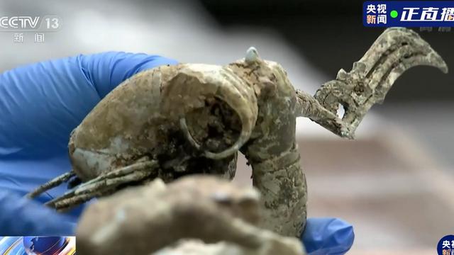 上新了！三星堆出土青銅小立人翹著蘭花指，太可愛(ài)，專(zhuān)家這么猜測(cè)