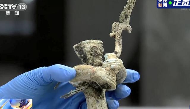 上新了！三星堆出土青銅小立人翹著蘭花指，太可愛(ài)，專(zhuān)家這么猜測(cè)