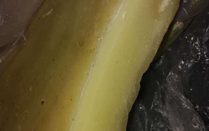 人造王臺(tái)里面放什么