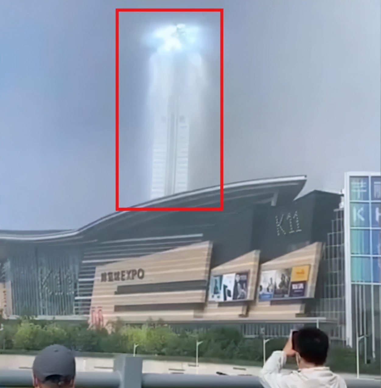 沈陽天空出現巨型光柱，猶如“天梯”，難道真的有外星人