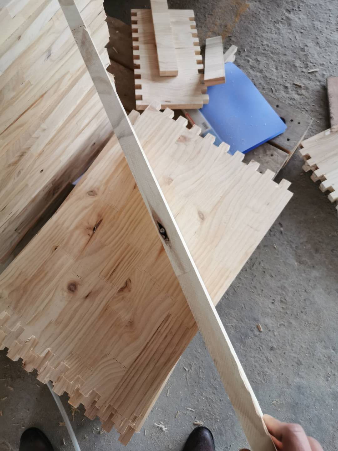 工蜂喂養(yǎng)幼蟲一天多少次（工蜂每天訪問(wèn)幼蟲巢房1300多次，幼蟲怎么沒撐死）